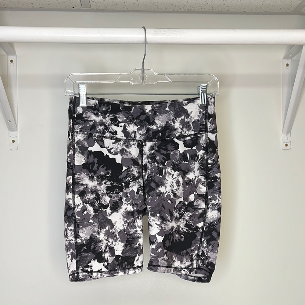 Gap Fit Black and White Floral‎ Print Biker Shorts- Small